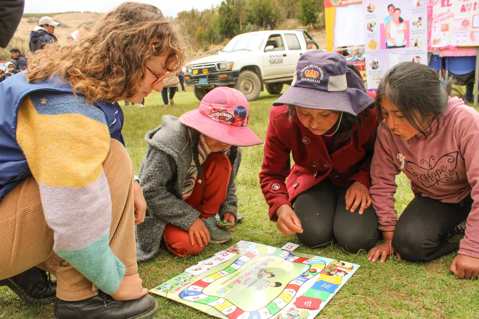 Personas participando en actividades de intercambio cultural - imagen 1