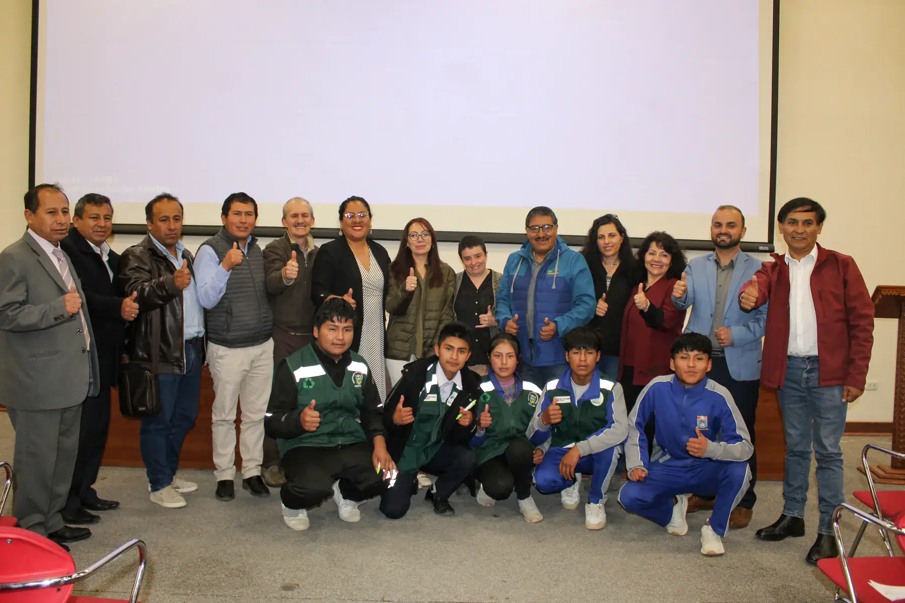 Adolescentes participando en actividades educativas y ambientales