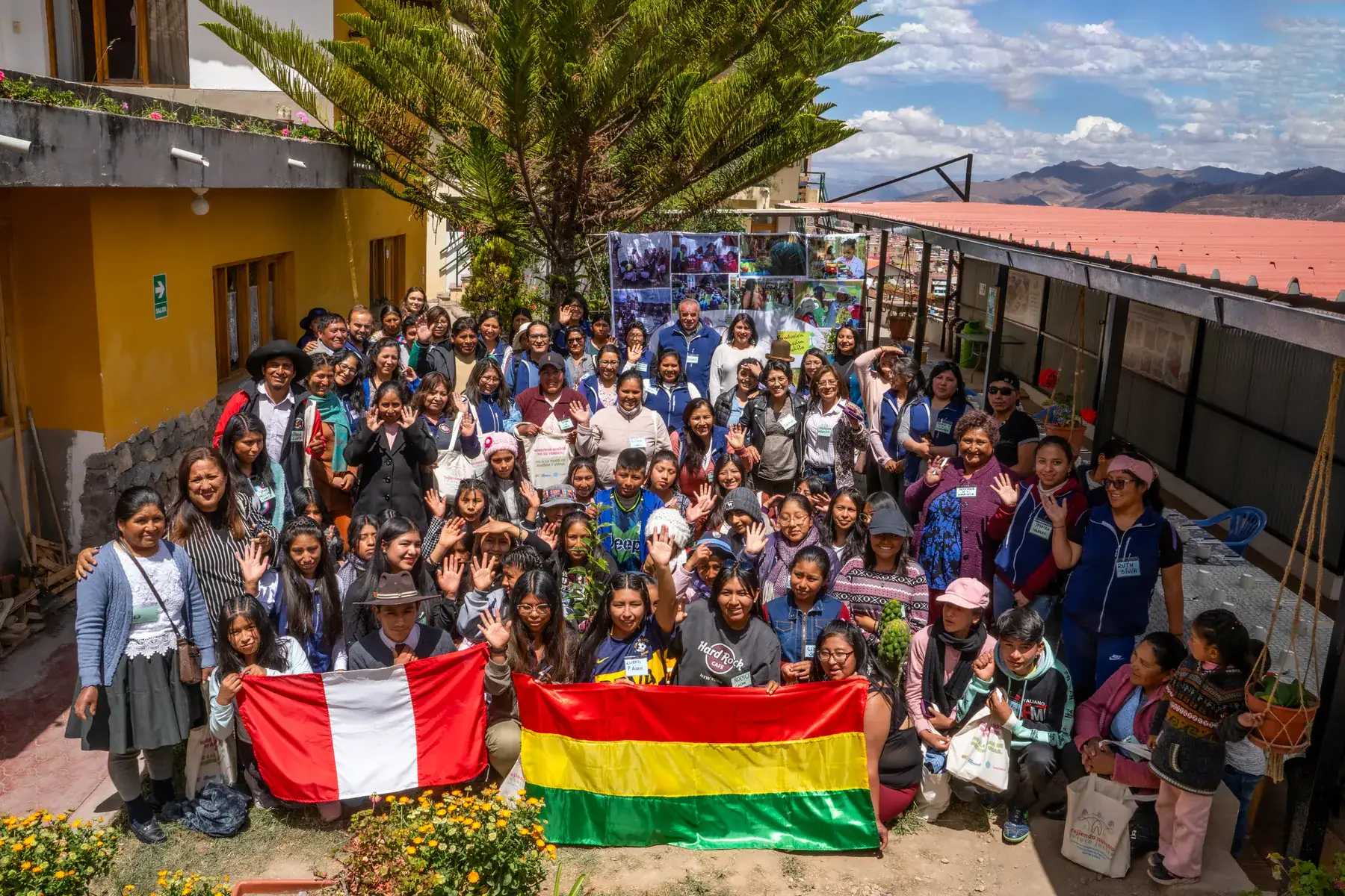 Participantes en un encuentro binacional impulsado por Yanapanakusun